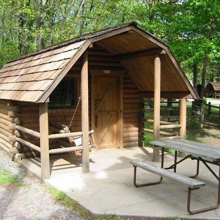 Revelstoke Campgrounds & Cabins Villa Oda fotoğraf